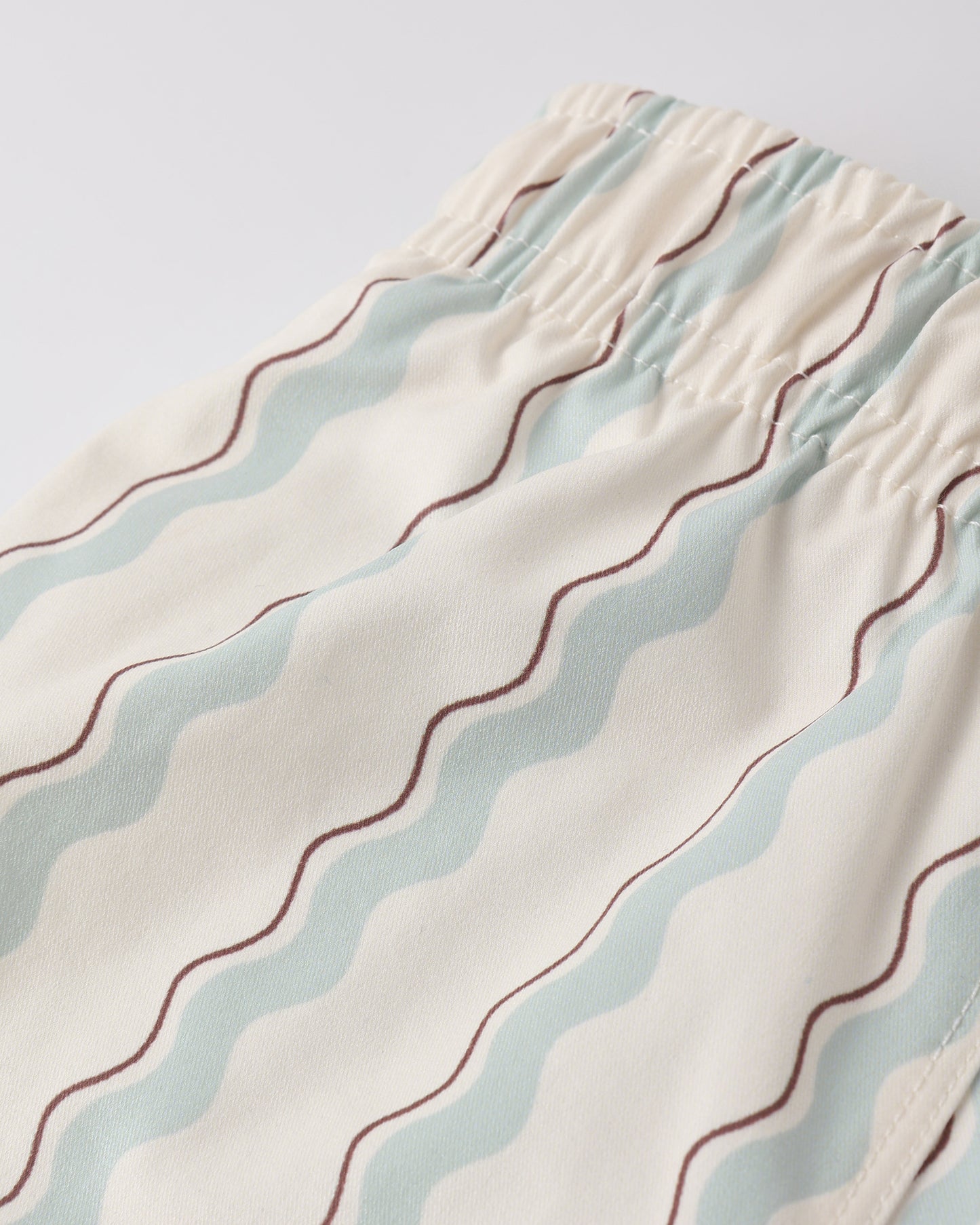 Badehose mit Wellenstreifen