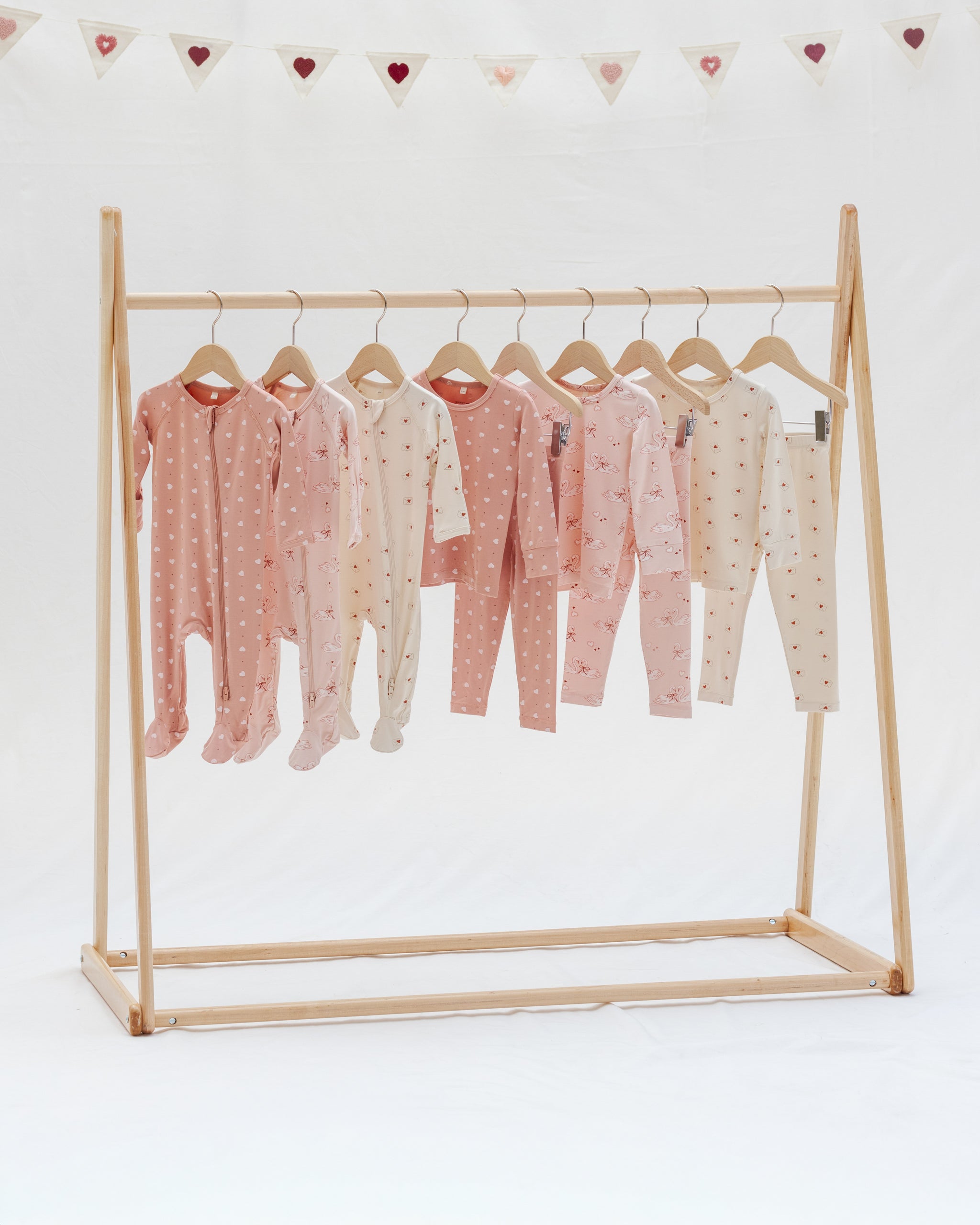 Bamboo Zip Footie Pink Hearts – Quincy Mae