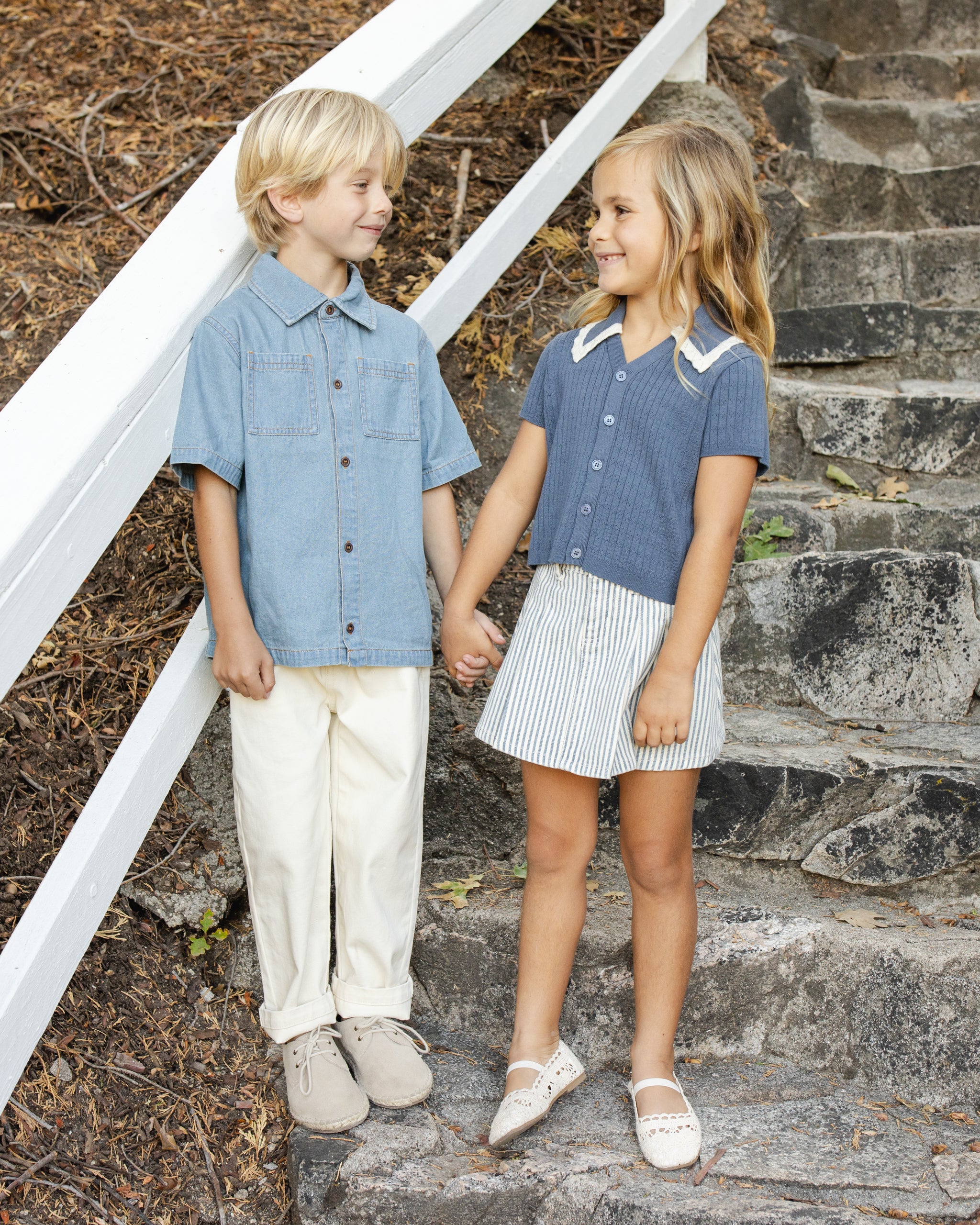 قميص من الدنيم بأكمام قصيرة باللون الأزرق المغسول