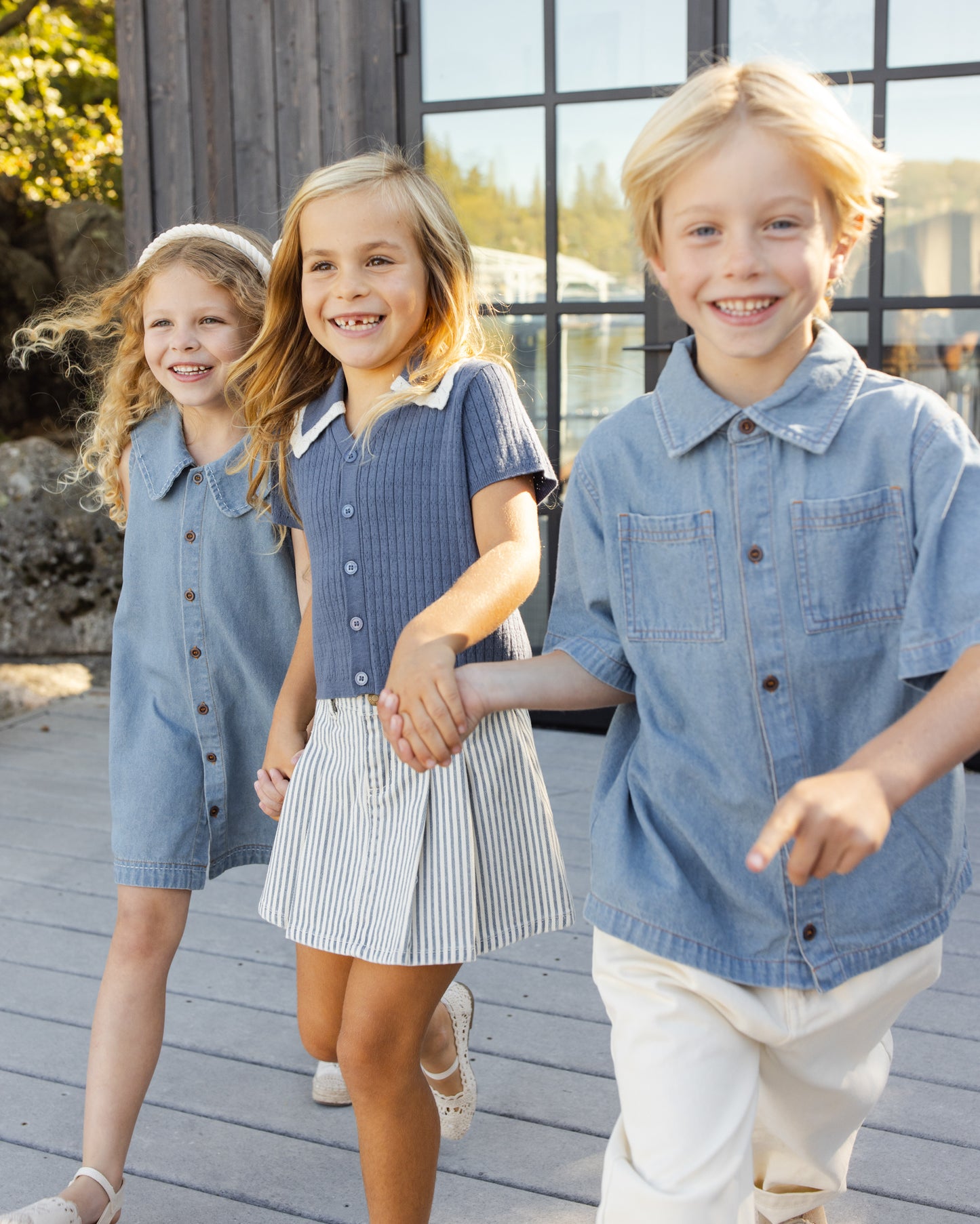 قميص من الدنيم بأكمام قصيرة باللون الأزرق المغسول