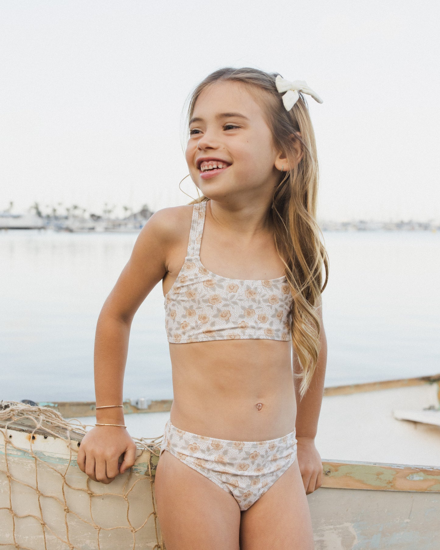 Kurzes Rashguard-Set mit gelbem Blumenmuster