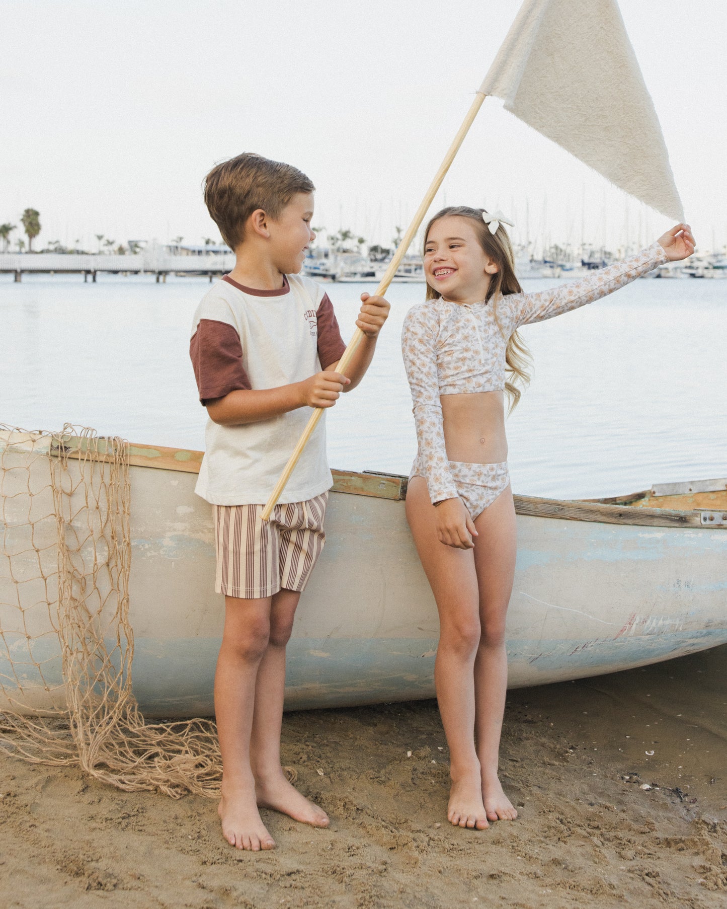 Kurzes Rashguard-Set mit gelbem Blumenmuster