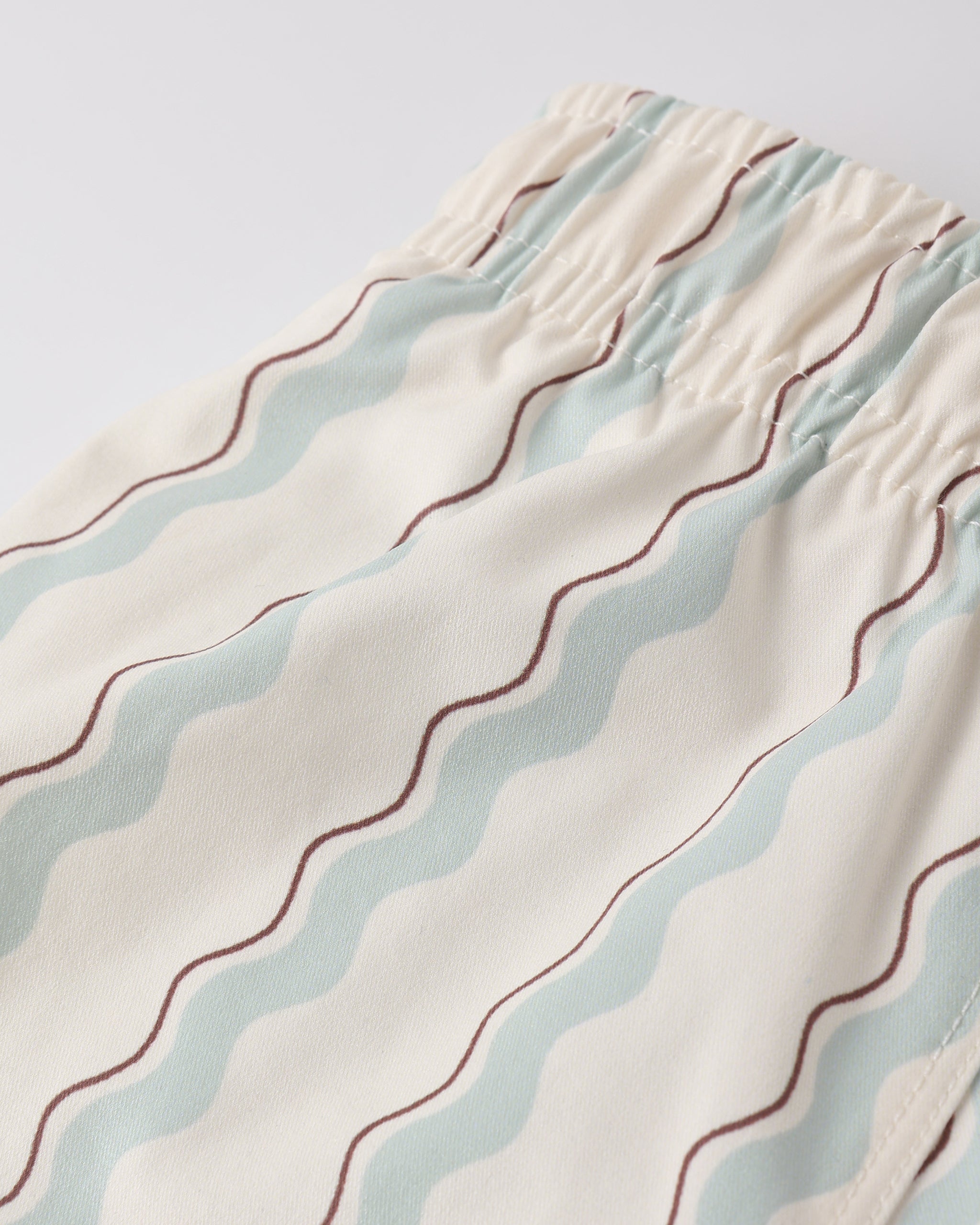 Badehose mit Wellenstreifen