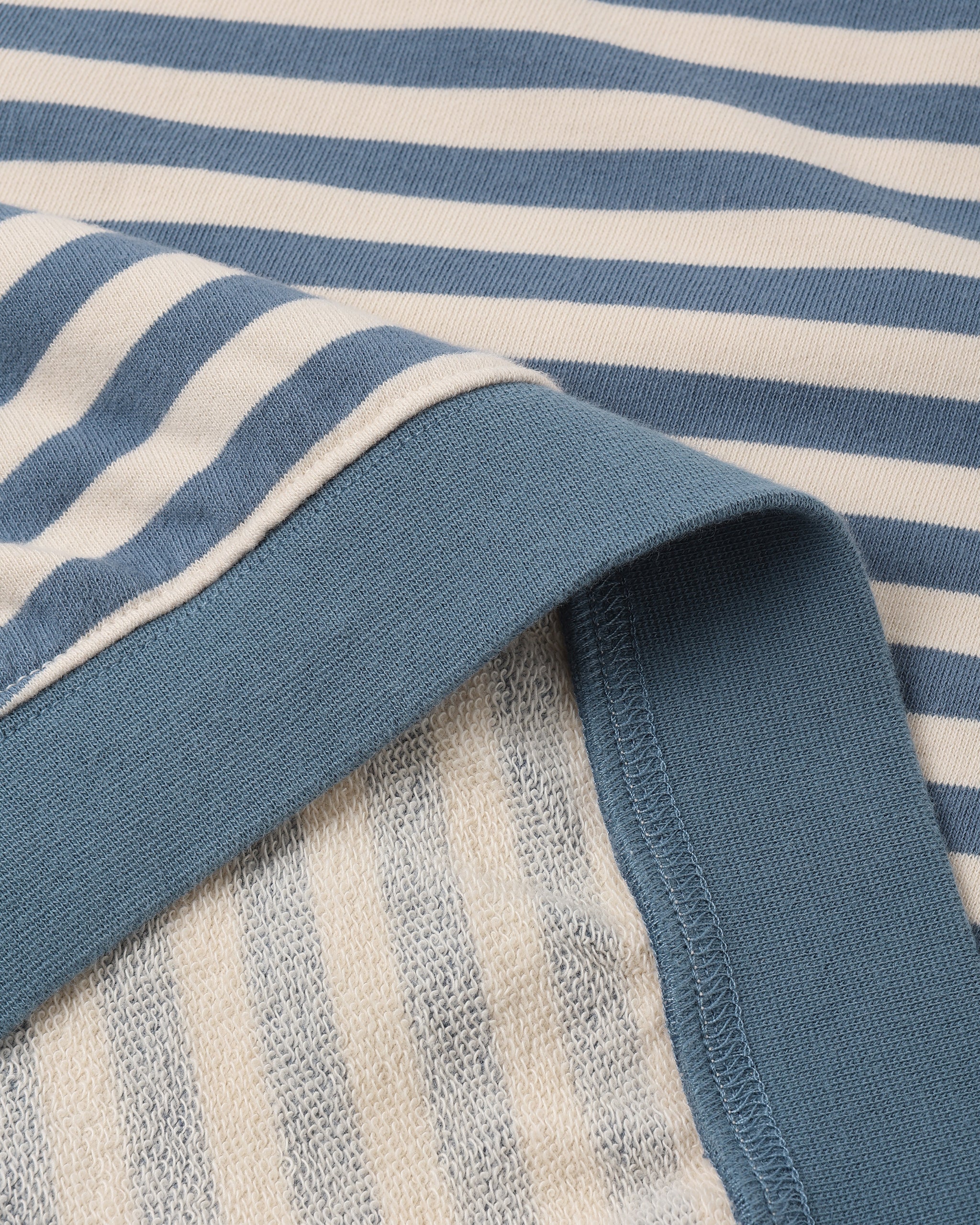 طاقم نسائي كبير الحجم + طقم قصير بشريط بحري