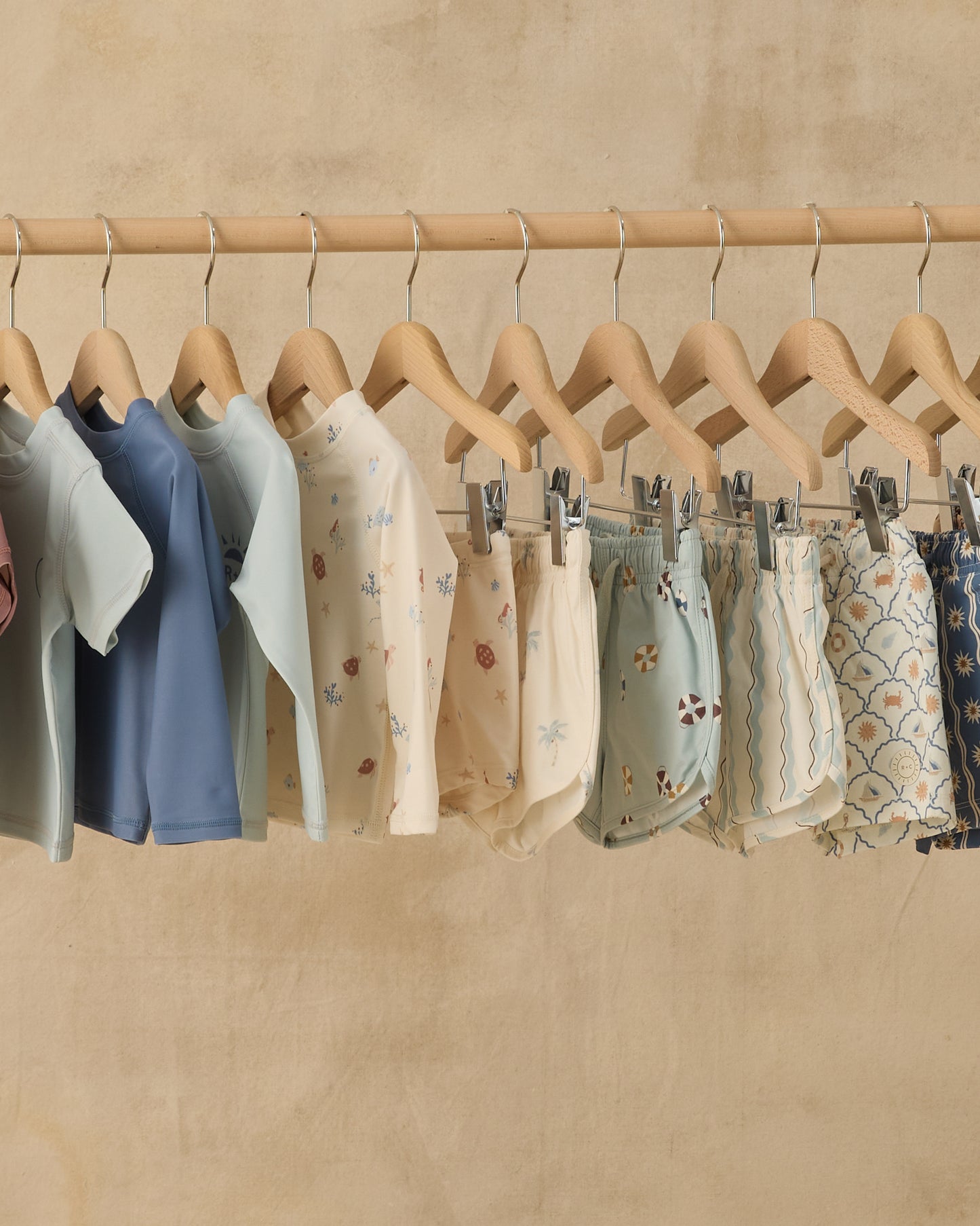 Badehose mit Wellenstreifen