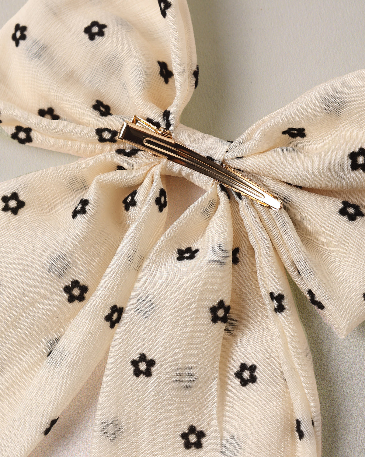 Everly Bow Black Daisy