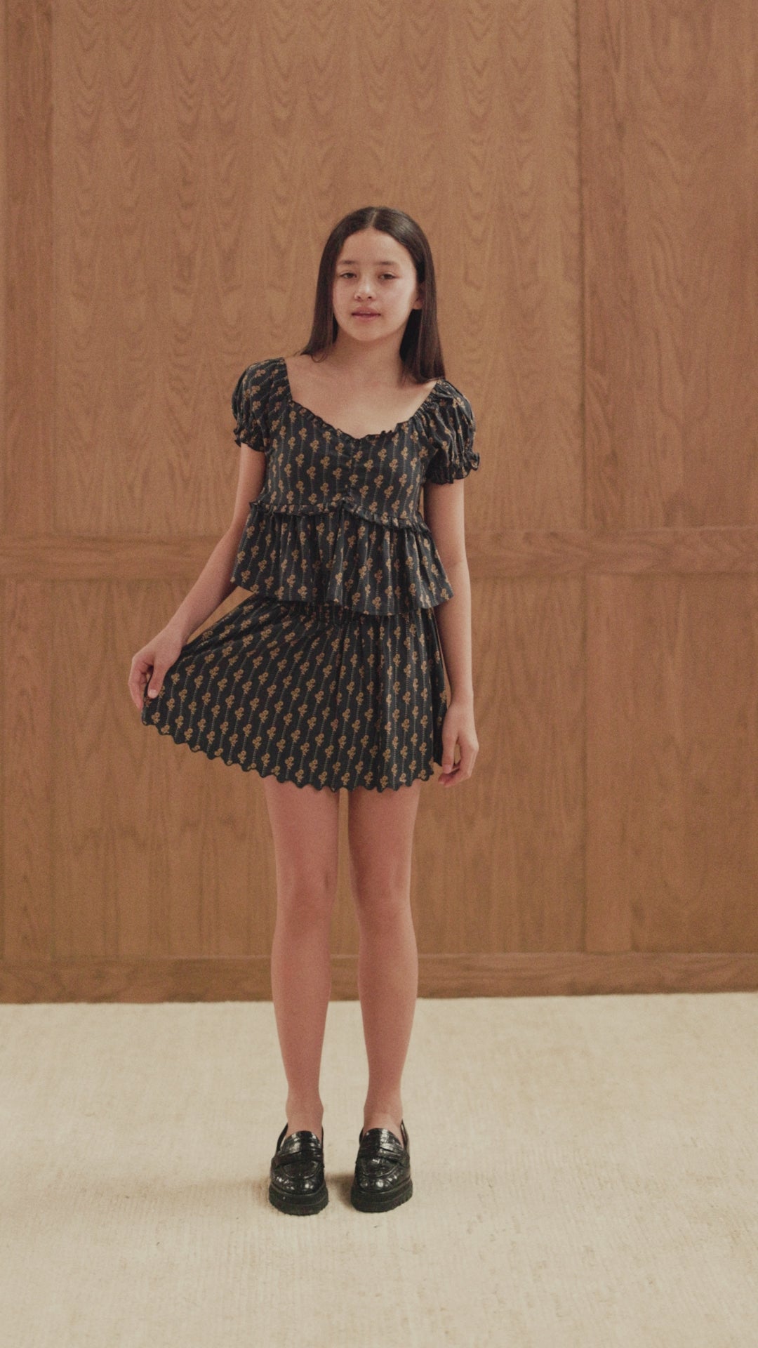 抽褶 V 迷你裙 ||复古绽放